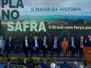 Carlos Fávaro, ministro da Agricultura, discursa durante o lançamento do Plano Safra 2023/24 (Joédson Alves/Agência Brasil)