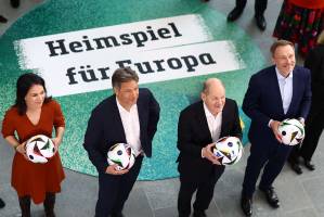 Autoridades, como o chanceler Olaf Scholz (3º à dir.) em cerimônia da Eurocopa, em Berlim - 06/03/2024 (Reuters/Lisi Niesner)