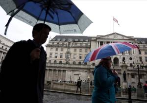 Turista se protege da chuva perto do Banco da Inglaterra, em Londres (REUTERS/Isabel Infantes/Foto de arquivo)