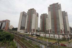 Prédios em frente ao Shopping Bourbon, no bairro de Água Branca, zona oeste da cidade de São Paulo (NILTON FUKUDA/ESTADÃO CONTEÚDO/AE)