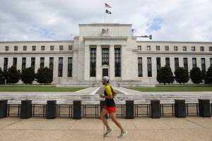Corredor passa em frente ao prédio do Federal Reserve em Washington (REUTERS/Chris Wattie)